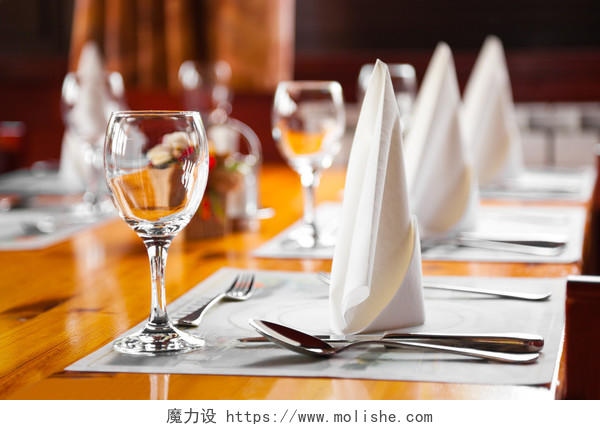 餐厅餐馆餐桌西餐聚会聚餐宴会玻璃杯高脚杯酒杯方巾餐巾刀叉